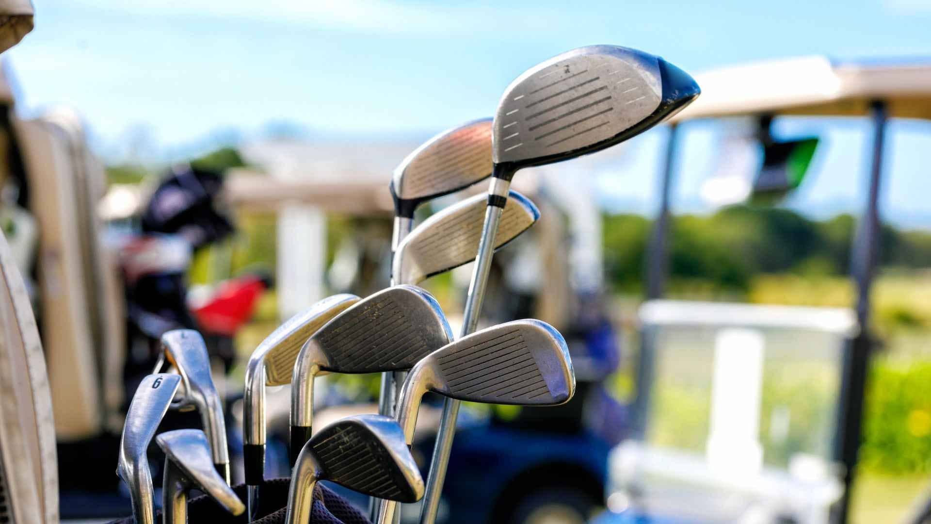 The world of wedges for beginner golfers is quite new and can be confusing. They often ask about what degree of Loft they should choose in their wedges and what bounce angles their wedges are. Do you also have such questions in mind? Is a lower or a higher degree of wedge loft better? What degree loft is a sand wedge? 56 Vs 60 Degree Wedge